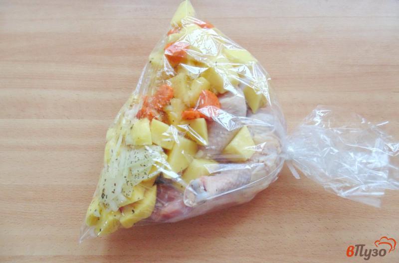Фото приготовление рецепта: Курица с овощами в рукаве шаг №5