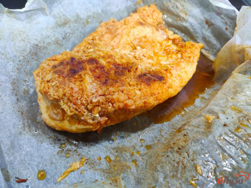 Фото приготовление рецепта: Куриное филе в пергаменте на сковороде шаг №6