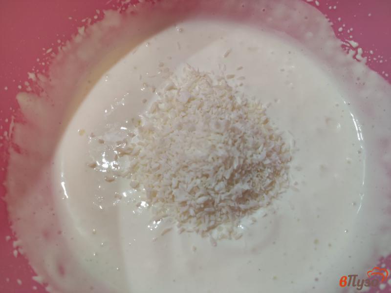 Фото приготовление рецепта: Бисквитный десерт со сметанным кремом и кокосовой стружкой шаг №3