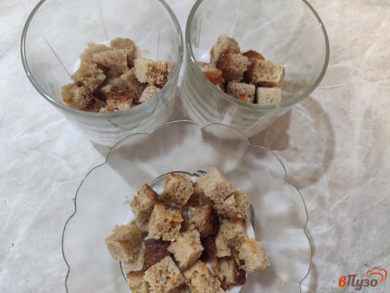 Фото приготовление рецепта: Бисквитный десерт со сметанным кремом и кокосовой стружкой шаг №5