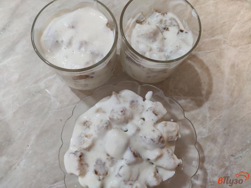 Фото приготовление рецепта: Бисквитный десерт со сметанным кремом и кокосовой стружкой шаг №6