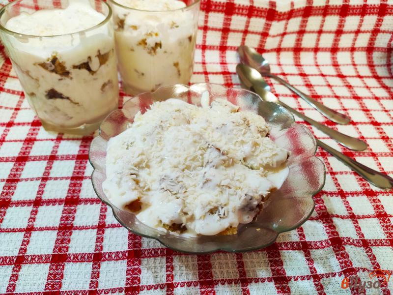 Фото приготовление рецепта: Бисквитный десерт со сметанным кремом и кокосовой стружкой шаг №8