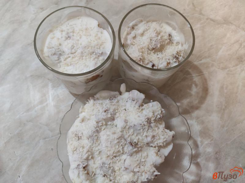 Фото приготовление рецепта: Бисквитный десерт со сметанным кремом и кокосовой стружкой шаг №7
