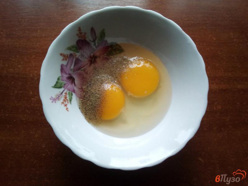 Фото приготовление рецепта: Салат из колбасы и яичных блинов шаг №1