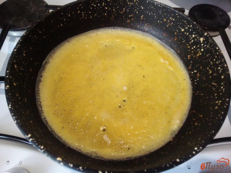 Фото приготовление рецепта: Салат из колбасы и яичных блинов шаг №3