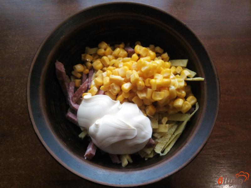Фото приготовление рецепта: Салат из колбасы и яичных блинов шаг №6