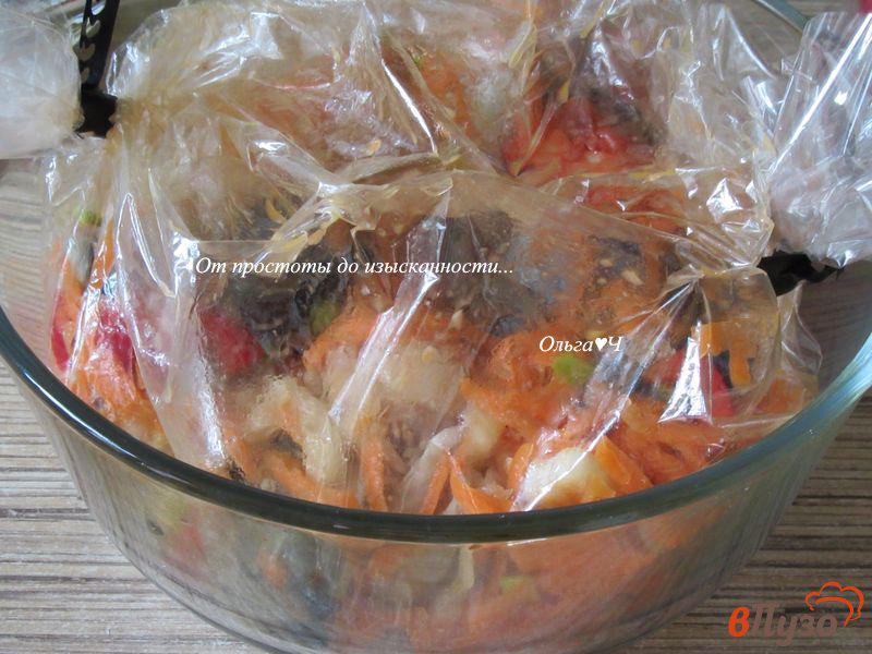 Фото приготовление рецепта: Скумбрия с овощами в рукаве шаг №4