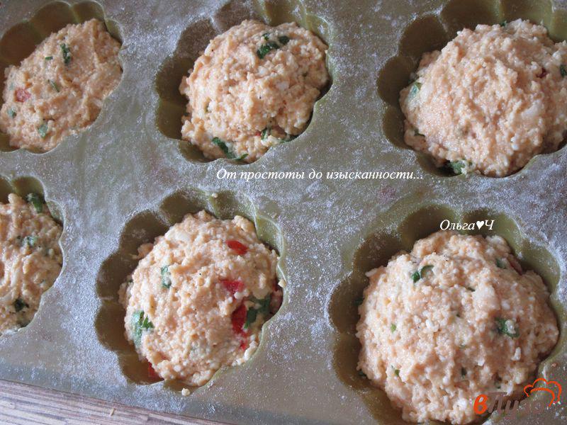 Фото приготовление рецепта: Закусочные творожные кексы со сладким перцем шаг №5