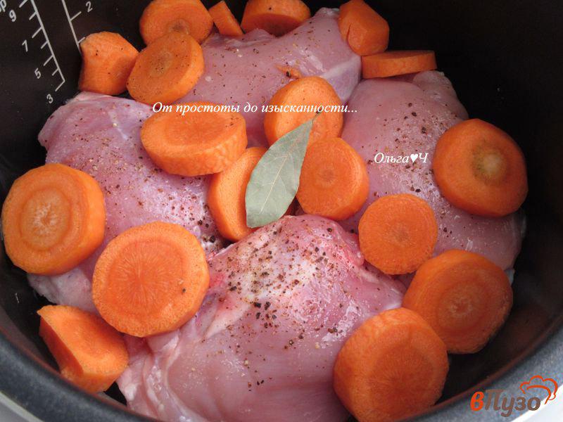 Фото приготовление рецепта: Курица с морковью стручковой фасолью и кабачком шаг №2