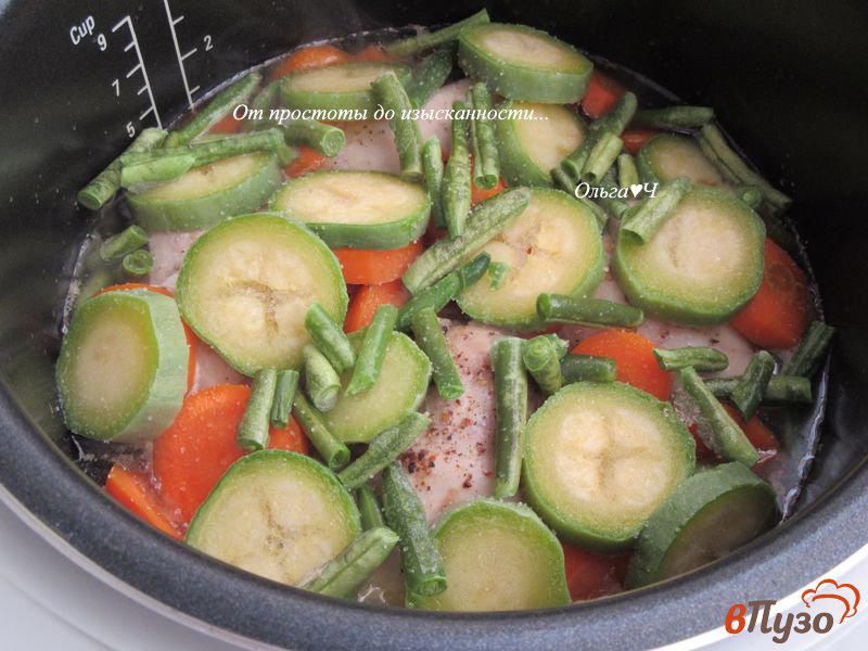 Фото приготовление рецепта: Курица с морковью стручковой фасолью и кабачком шаг №3