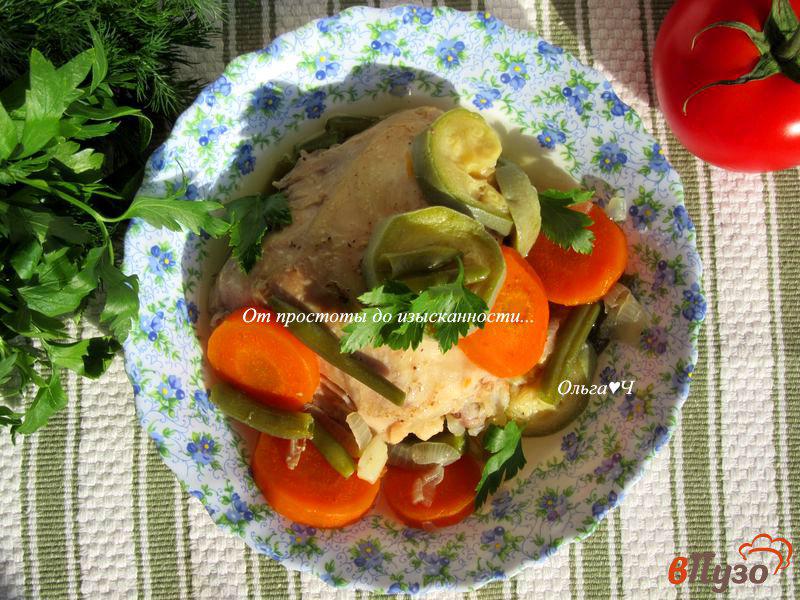 Фото приготовление рецепта: Курица с морковью стручковой фасолью и кабачком шаг №4