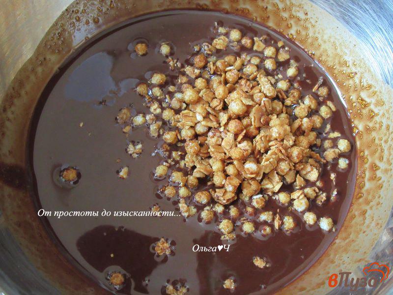 Фото приготовление рецепта: Темный шоколад «Гранола с воздушным рисом» шаг №3