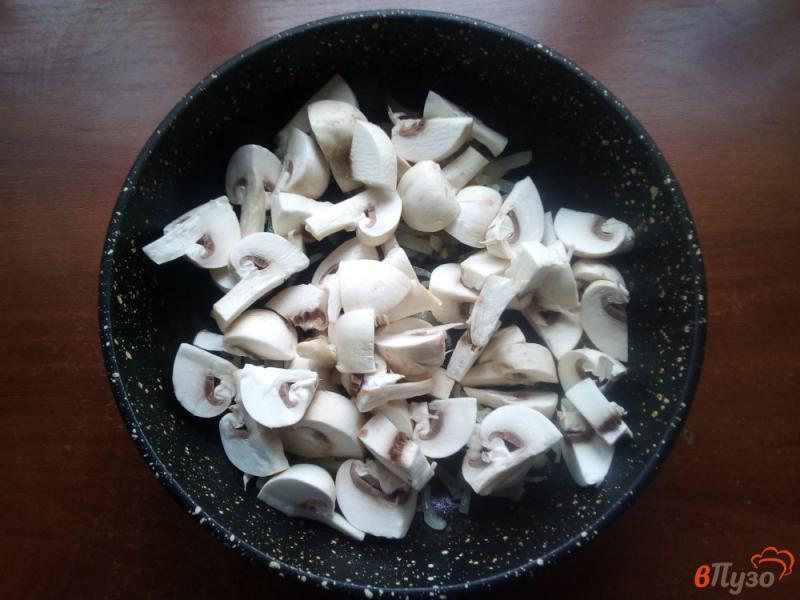 Фото приготовление рецепта: Салат из овощей с обжаренными грибами шаг №2
