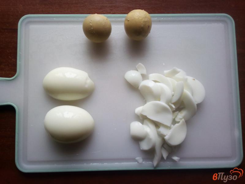 Фото приготовление рецепта: Салат из овощей с обжаренными грибами шаг №3