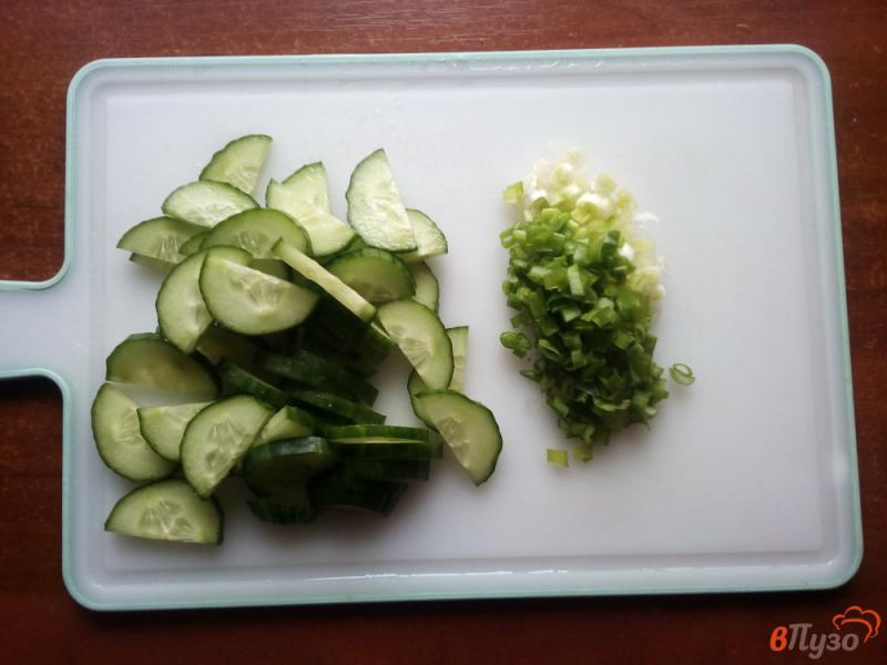 Фото приготовление рецепта: Салат из овощей с обжаренными грибами шаг №5