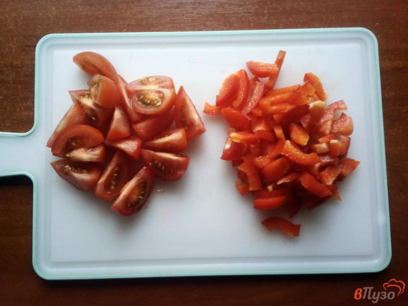 Фото приготовление рецепта: Салат из овощей с обжаренными грибами шаг №4