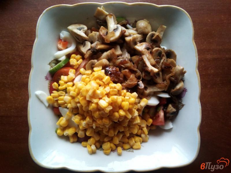 Фото приготовление рецепта: Салат из овощей с обжаренными грибами шаг №7
