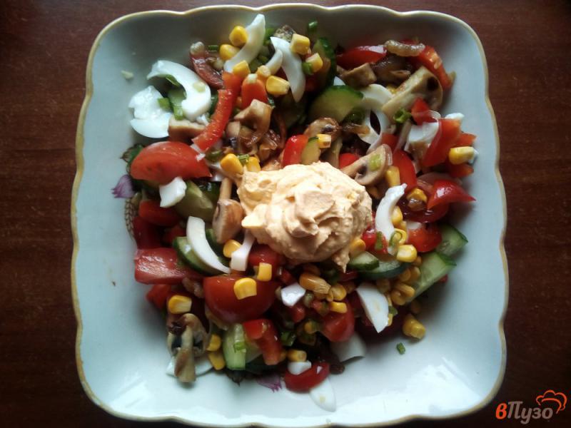 Фото приготовление рецепта: Салат из овощей с обжаренными грибами шаг №9