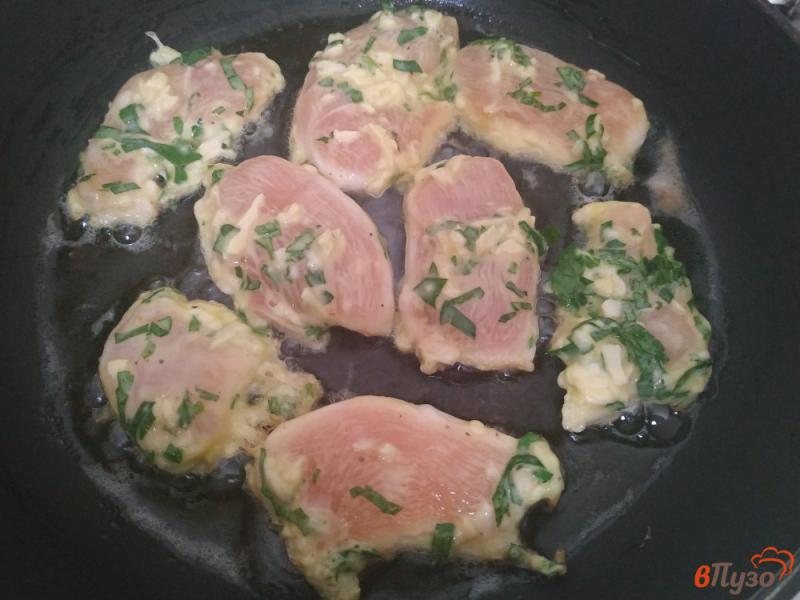 Фото приготовление рецепта: Куриное филе в кляре с зеленью шаг №9