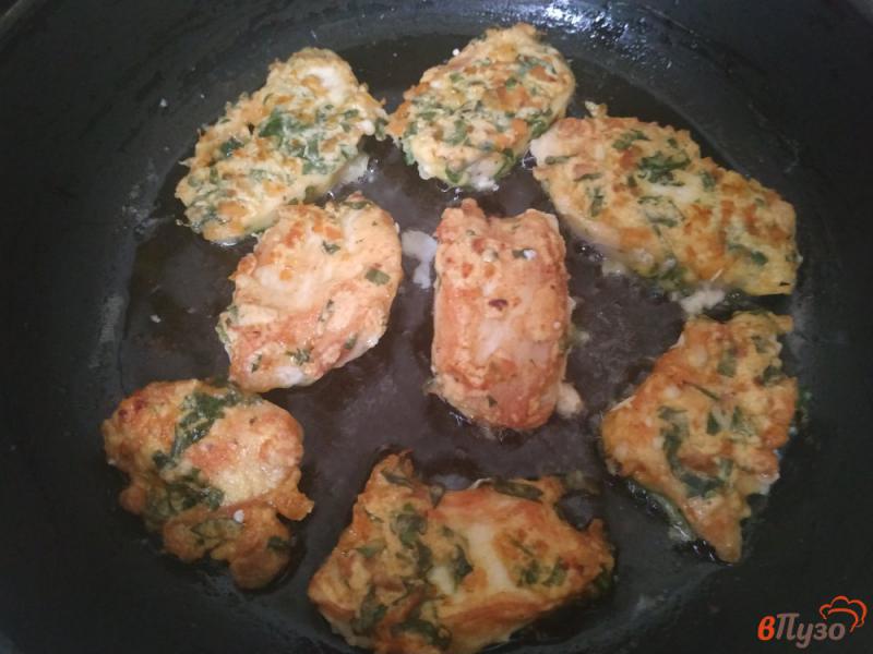 Фото приготовление рецепта: Куриное филе в кляре с зеленью шаг №10