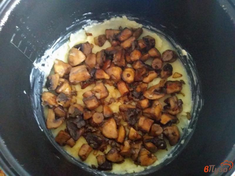 Фото приготовление рецепта: Запеканка картофельная с грибами шаг №5