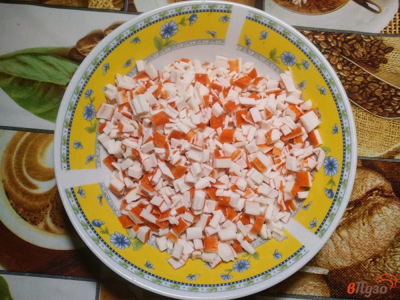 Фото приготовление рецепта: Салат из крабовых палочек шаг №5