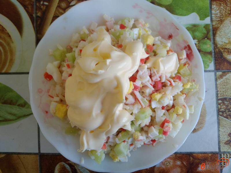 Фото приготовление рецепта: Салат из крабовых палочек шаг №7