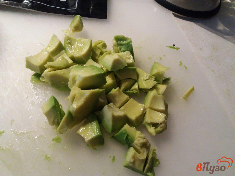 Фото приготовление рецепта: Тарталетки с авокадо и копченой кетой шаг №3