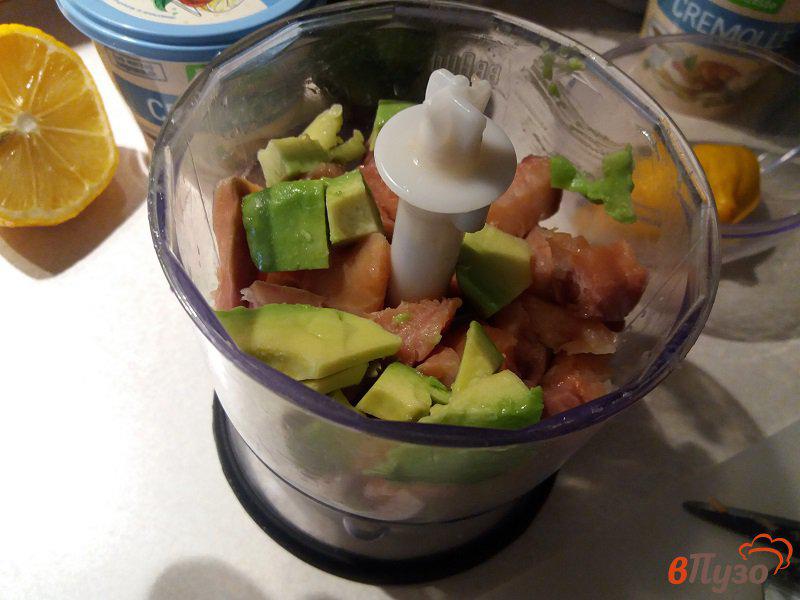 Фото приготовление рецепта: Тарталетки с авокадо и копченой кетой шаг №4