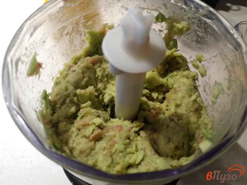 Фото приготовление рецепта: Тарталетки с авокадо и копченой кетой шаг №5
