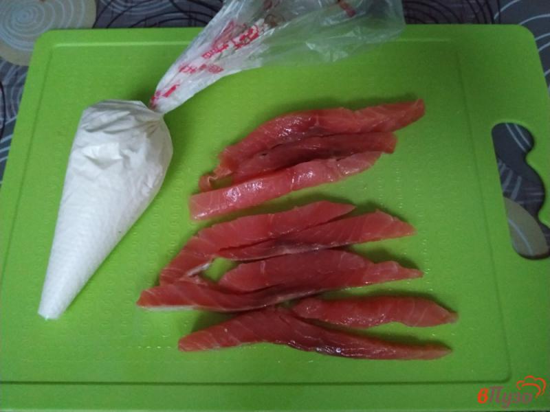 Фото приготовление рецепта: Соленые блинчики с лососем и сыром филадельфия шаг №5
