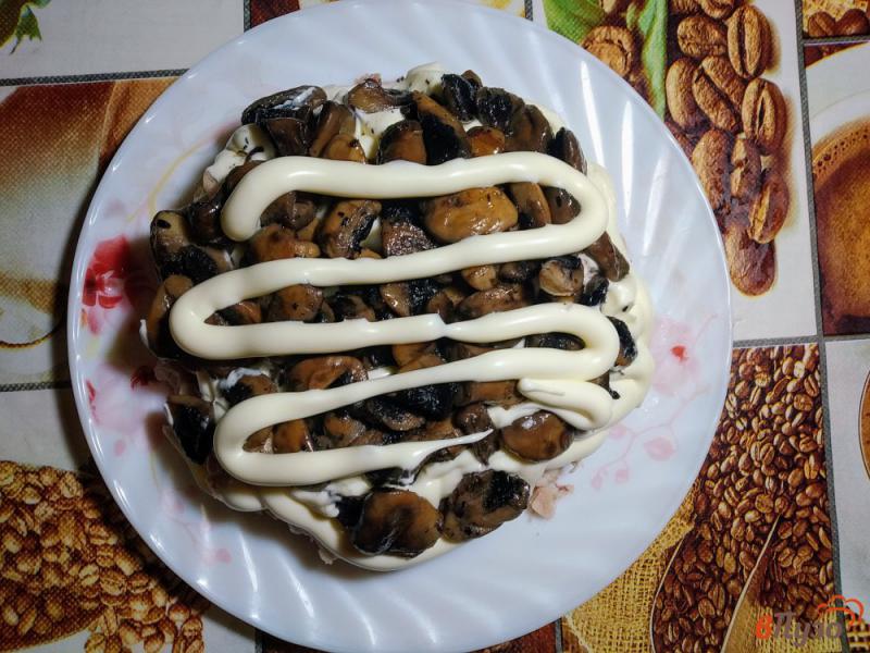 Фото приготовление рецепта: Салат слоёный с грибами шаг №6