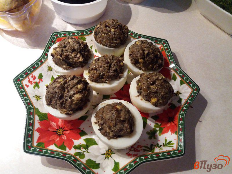 Фото приготовление рецепта: Фаршированные яйца белыми грибами шаг №5
