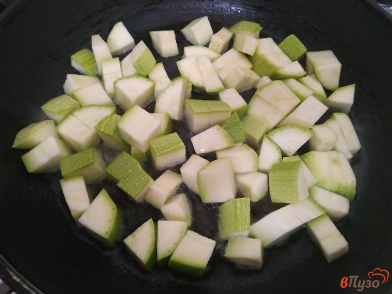 Фото приготовление рецепта: Кабачки тушеные с овощами шаг №2