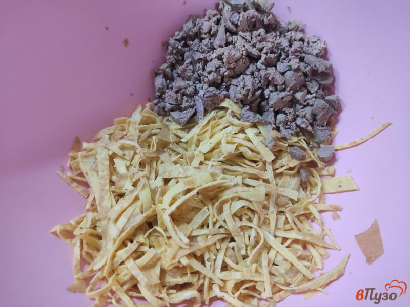 Фото приготовление рецепта: Салат из яичных блинчиков с печенью шаг №5