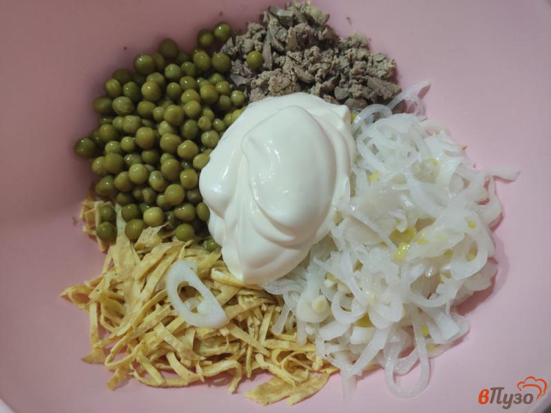 Фото приготовление рецепта: Салат из яичных блинчиков с печенью шаг №7