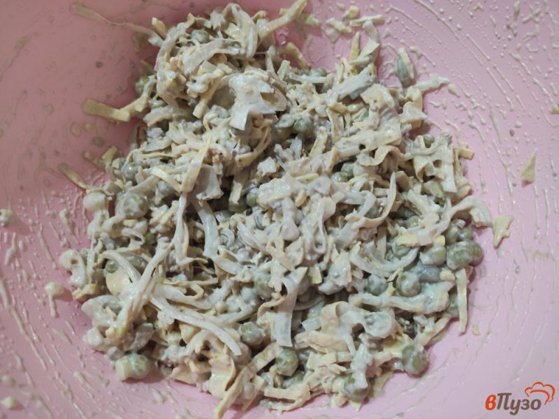 Фото приготовление рецепта: Салат из яичных блинчиков с печенью шаг №8