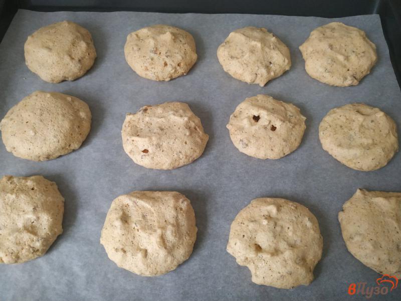 Фото приготовление рецепта: Безе печенье с орехами шаг №7