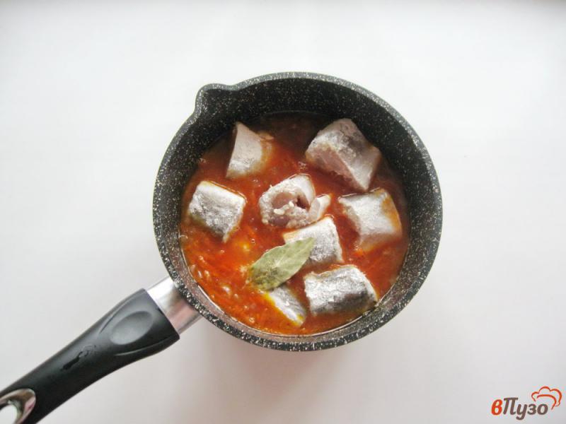 Фото приготовление рецепта: Хек в томатном соусе шаг №4