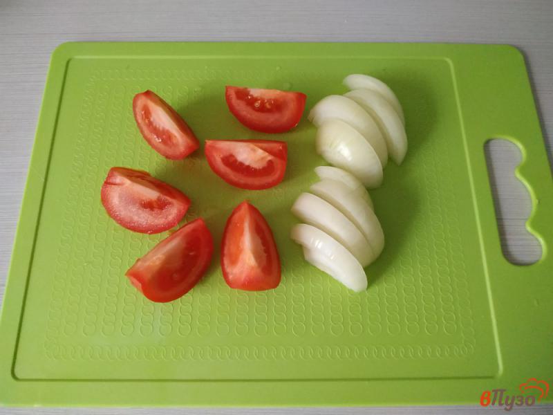 Фото приготовление рецепта: Запечённый толстолобик под сырной корочкой с помидорами и луком шаг №2