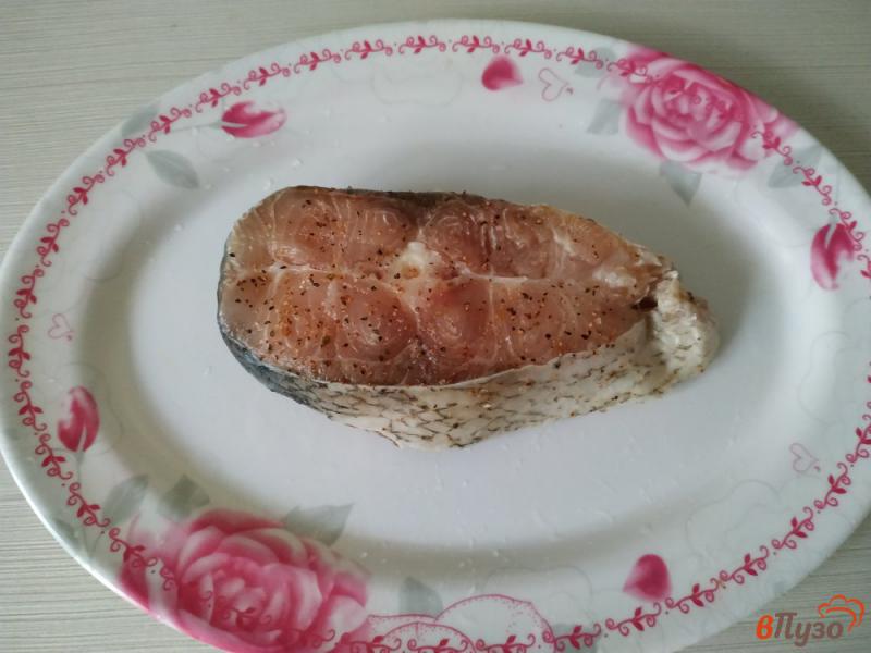Фото приготовление рецепта: Запечённый толстолобик под сырной корочкой с помидорами и луком шаг №1