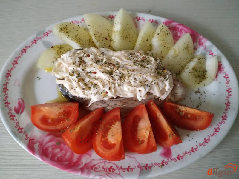 Фото приготовление рецепта: Запечённый толстолобик под сырной корочкой с помидорами и луком шаг №5