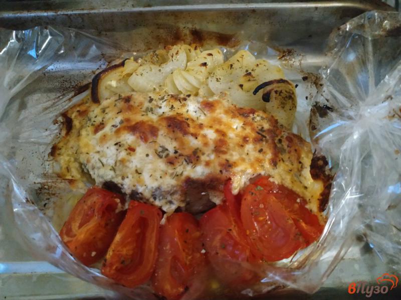 Фото приготовление рецепта: Запечённый толстолобик под сырной корочкой с помидорами и луком шаг №7