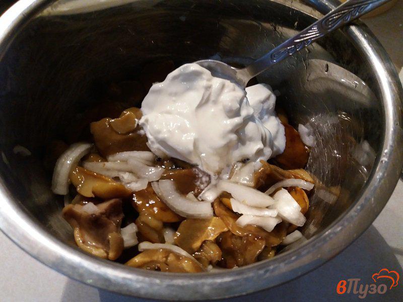 Фото приготовление рецепта: Салат из маринованных белых грибов шаг №4