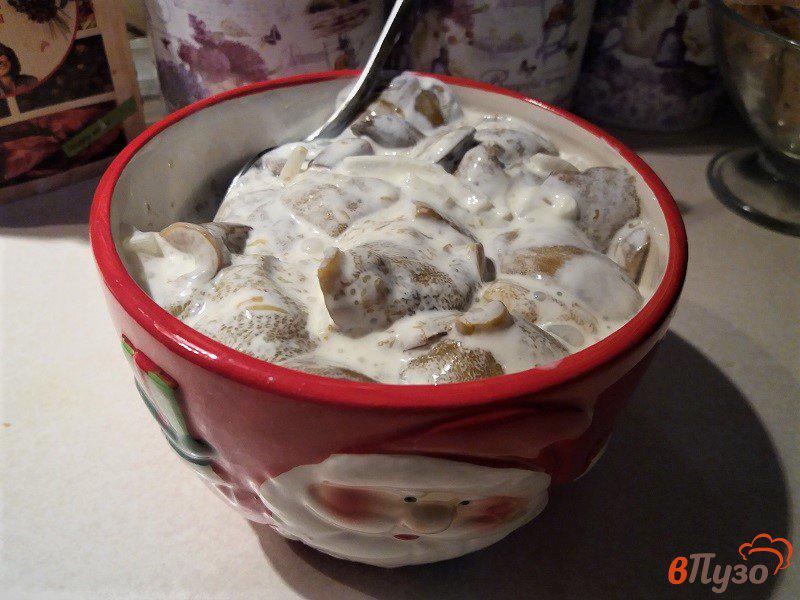 Фото приготовление рецепта: Салат из маринованных белых грибов шаг №7