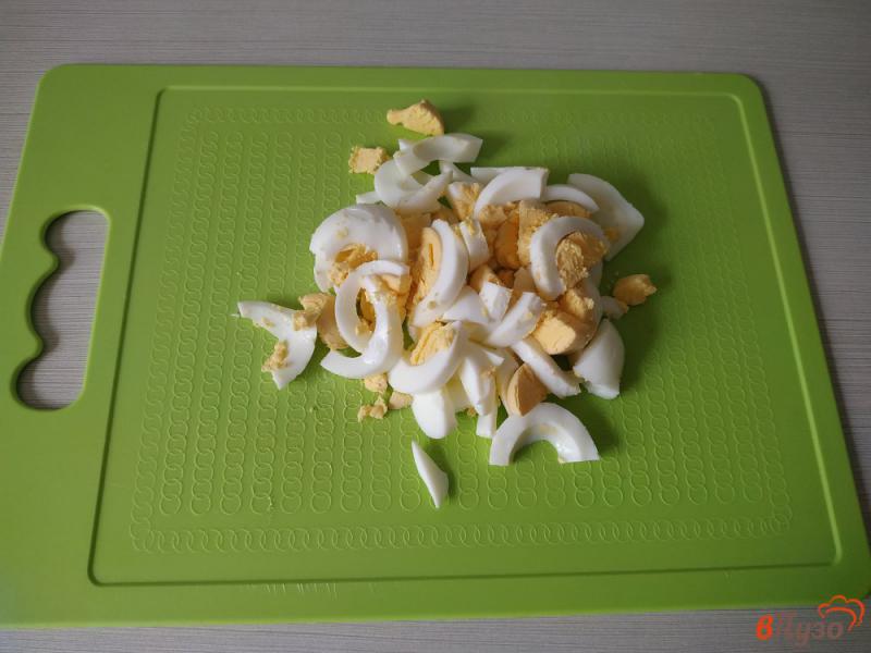 Фото приготовление рецепта: Салат с маринованными шампиньонами шаг №4