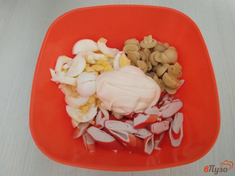 Фото приготовление рецепта: Салат с маринованными шампиньонами шаг №5