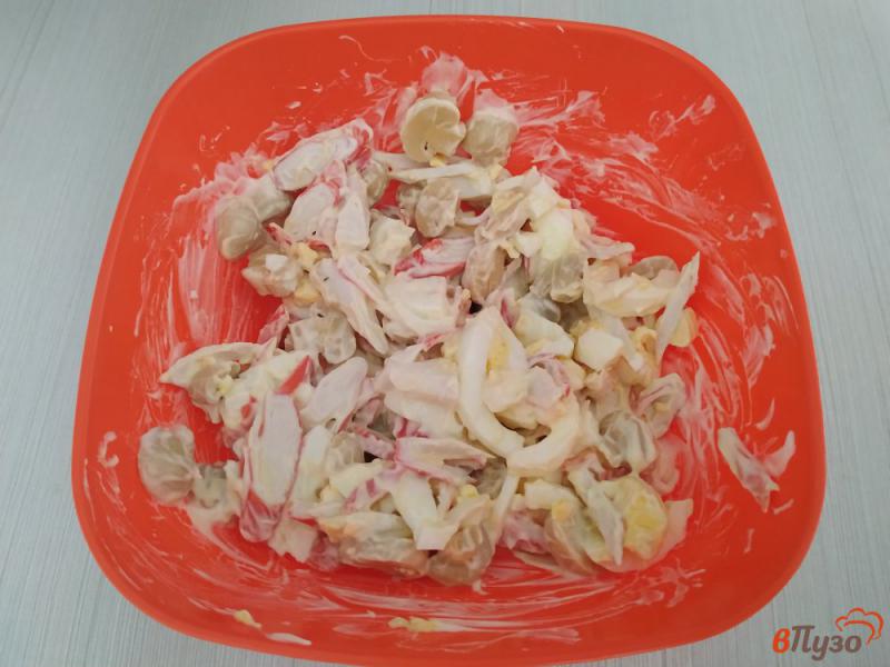 Фото приготовление рецепта: Салат с маринованными шампиньонами шаг №6