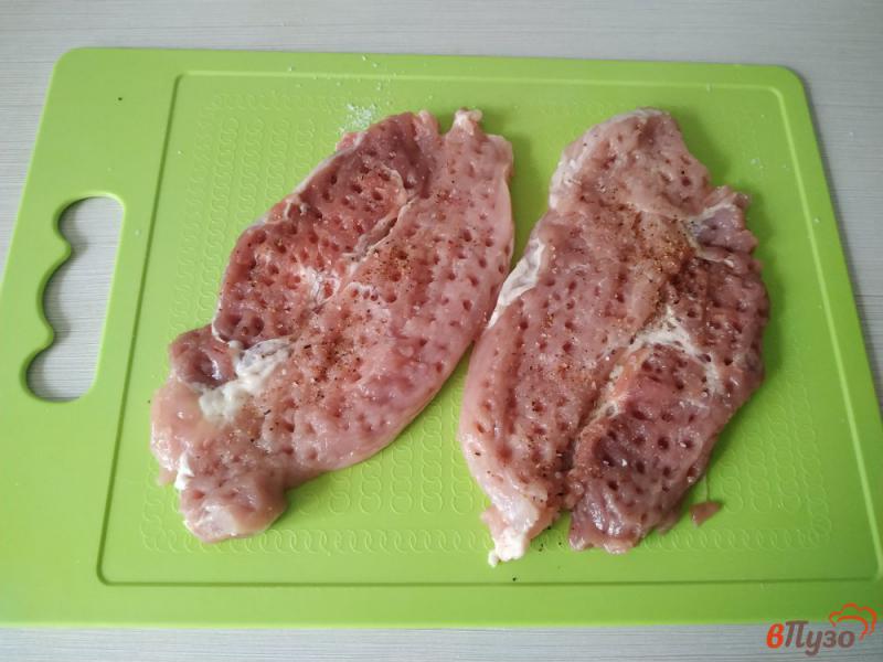 Фото приготовление рецепта: Свинина запечённая с маринованными грибами и огурцами шаг №1