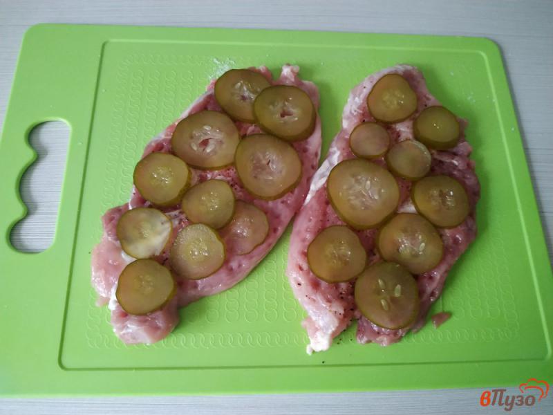 Фото приготовление рецепта: Свинина запечённая с маринованными грибами и огурцами шаг №3
